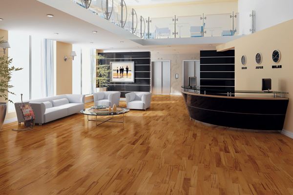 Empresa especializada explica como trocar o piso de madeira sem danificar a casa